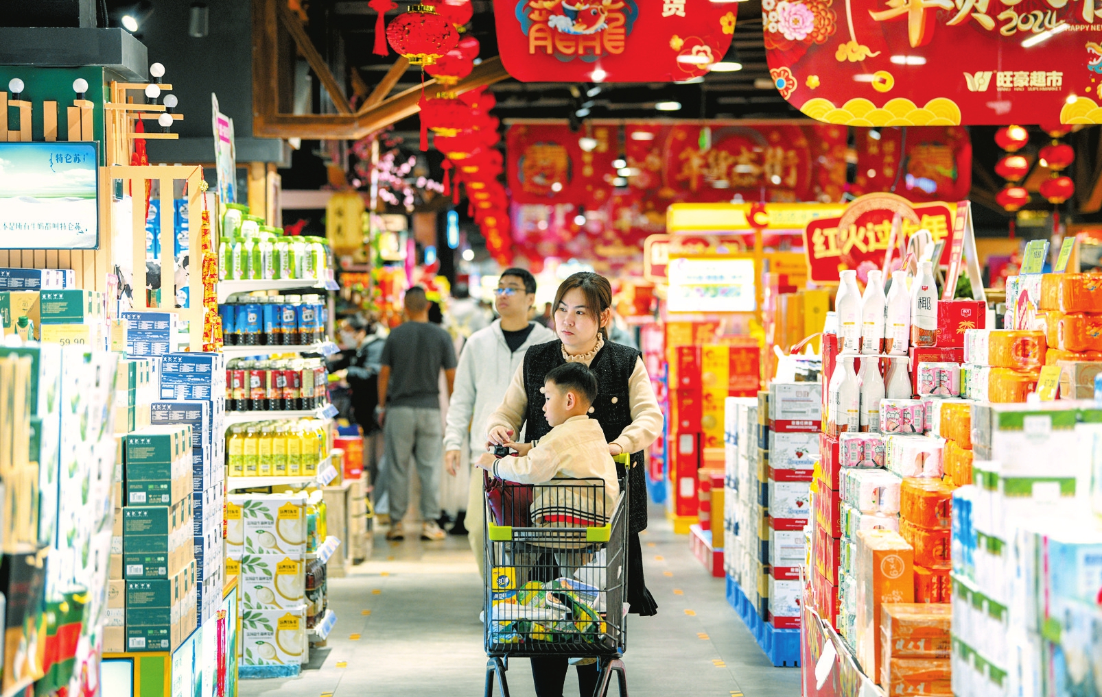 2月11日，在位于友�x�光城B1�拥耐�豪超市��，市民游客正在�x�商品。本�笥�者 �K弼坤 �z